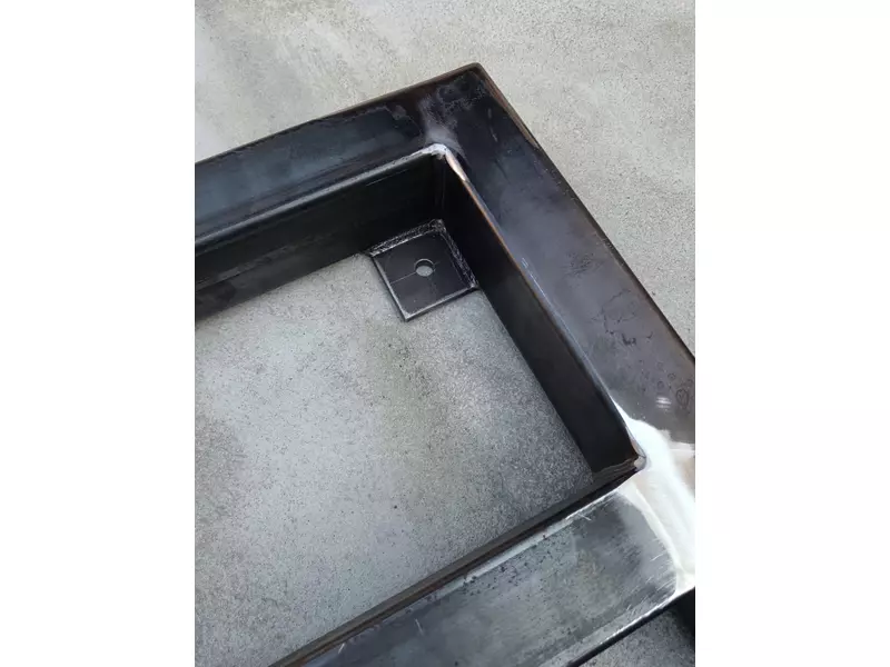 Functional corner detail of an industrial welded skid frame with integrated mounting plate and bolt hole. The joint reflects practical design, stable construction and careful fabrication suited to repeatable industrial work..webp